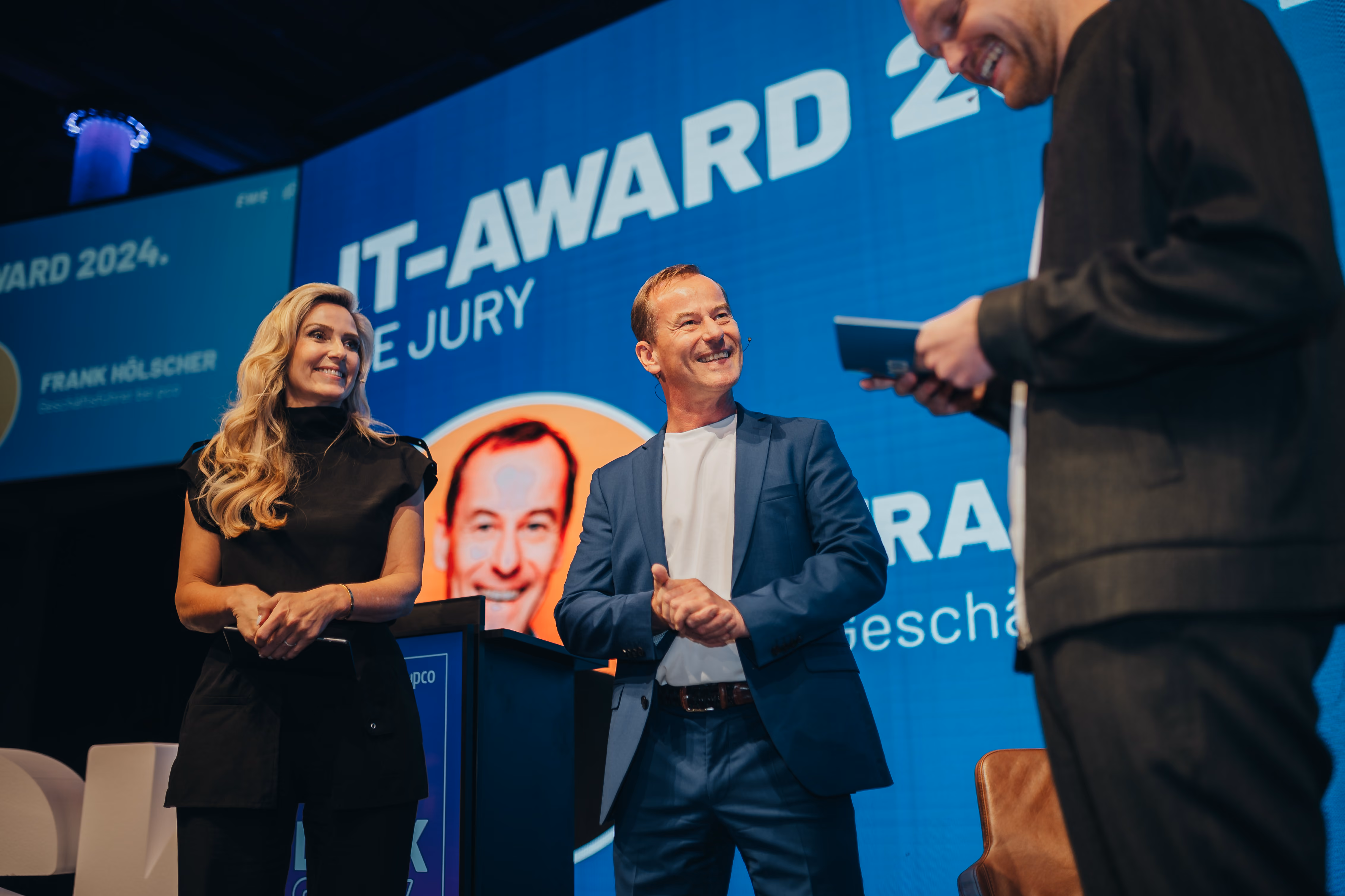Jury und Teilnehmende bei der Preisverleihung des pco IT-Awards im SmartCityHouse Osnabrück