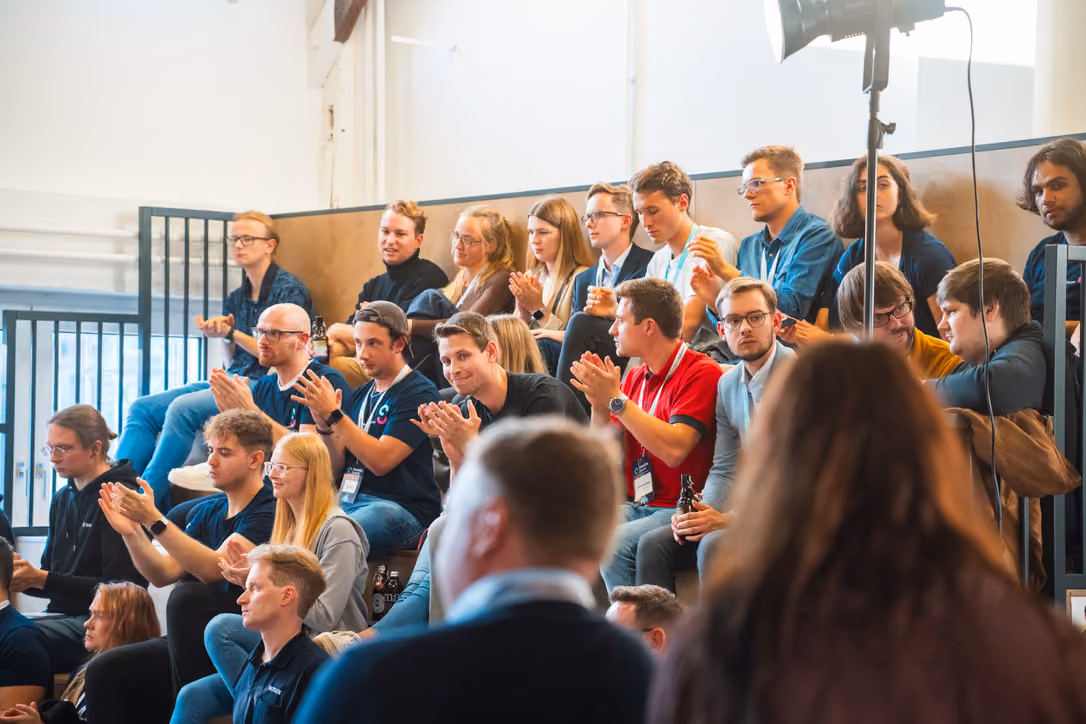 Publikum verfolgt aufmerksam einen Vortrag beim SmartCitySummit im SmartCityHouse Osnabrück