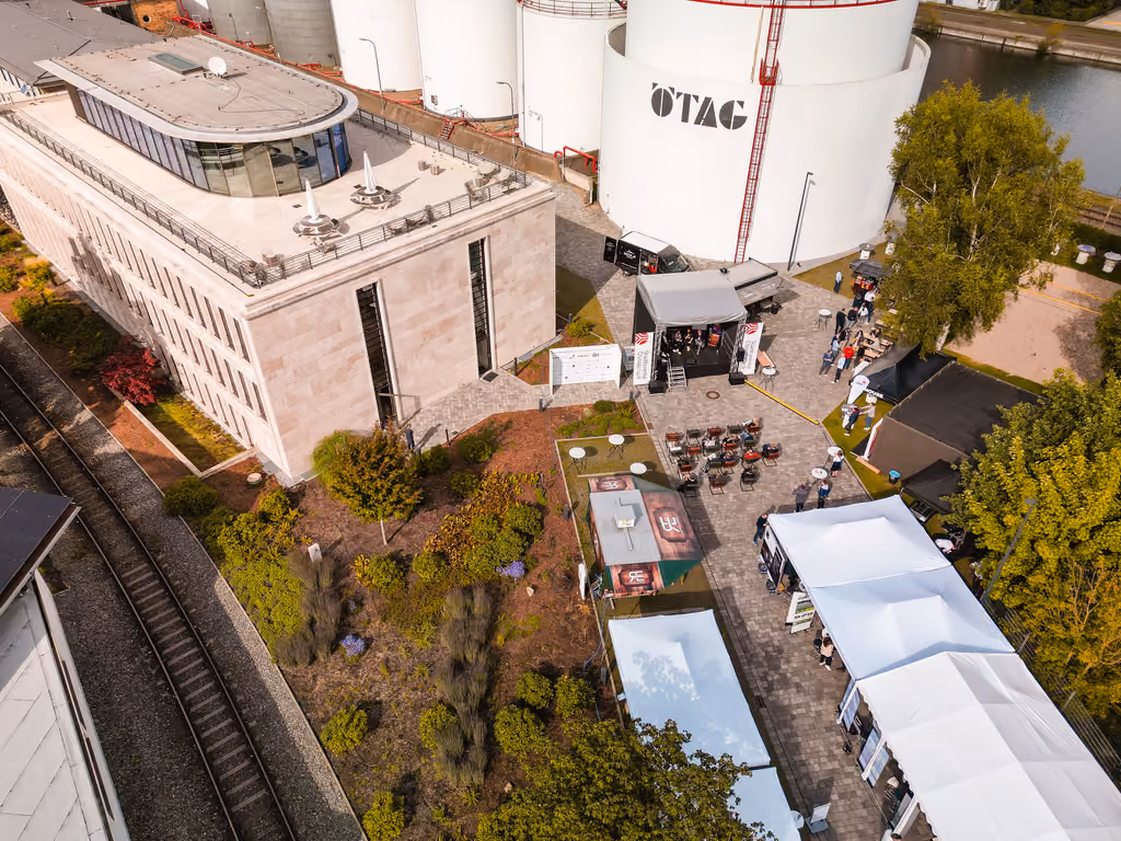 Luftaufnahme des Veranstaltungsgeländes beim SmartCitySummit mit Außenbereichen und Zelten in Osnabrück