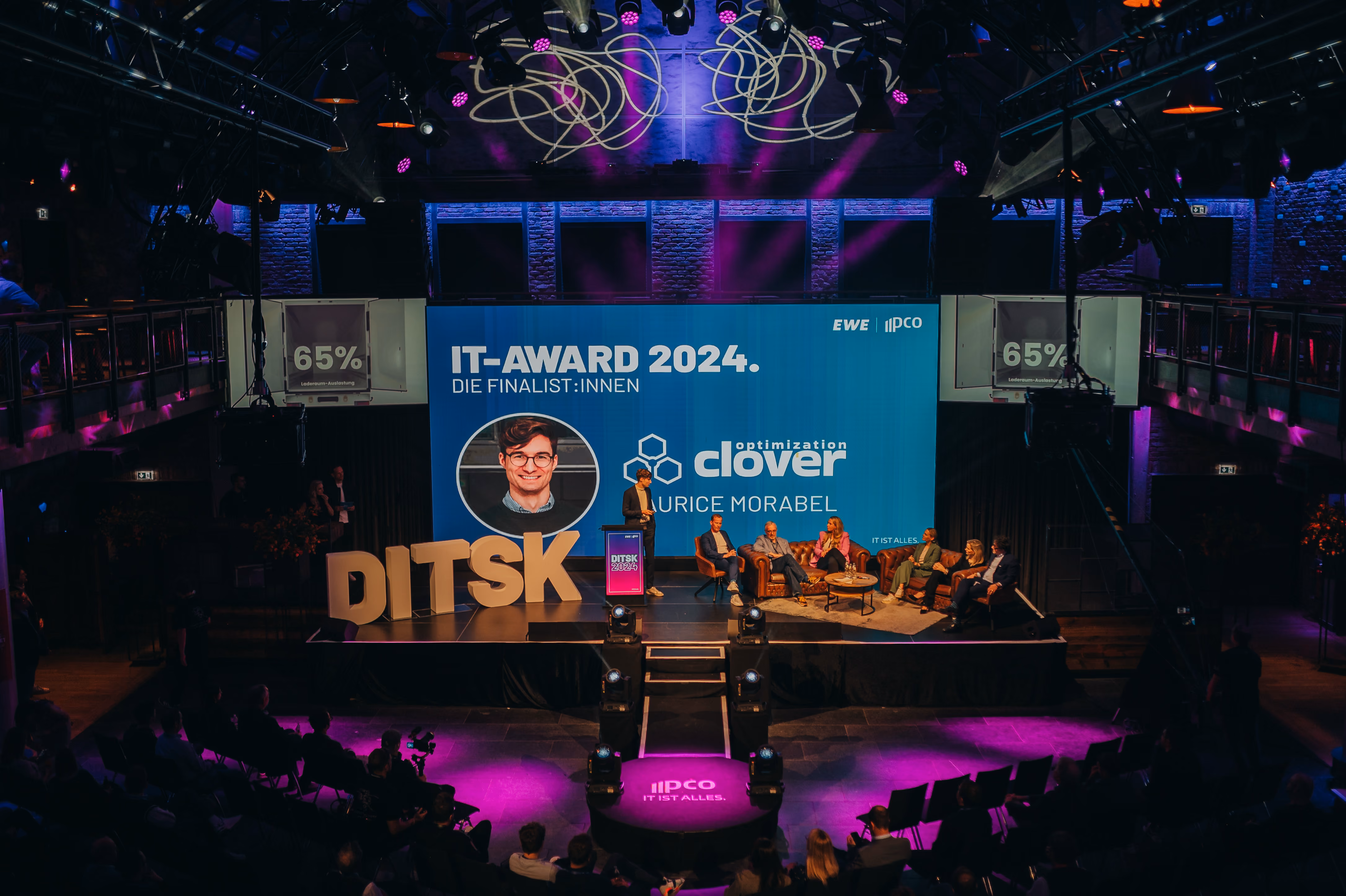Bühne beim pco IT-Award 2024 mit der Auszeichnung „IT-Artist 2024“ und dem Team von Clover im Alando Ballhaus Osnabrück