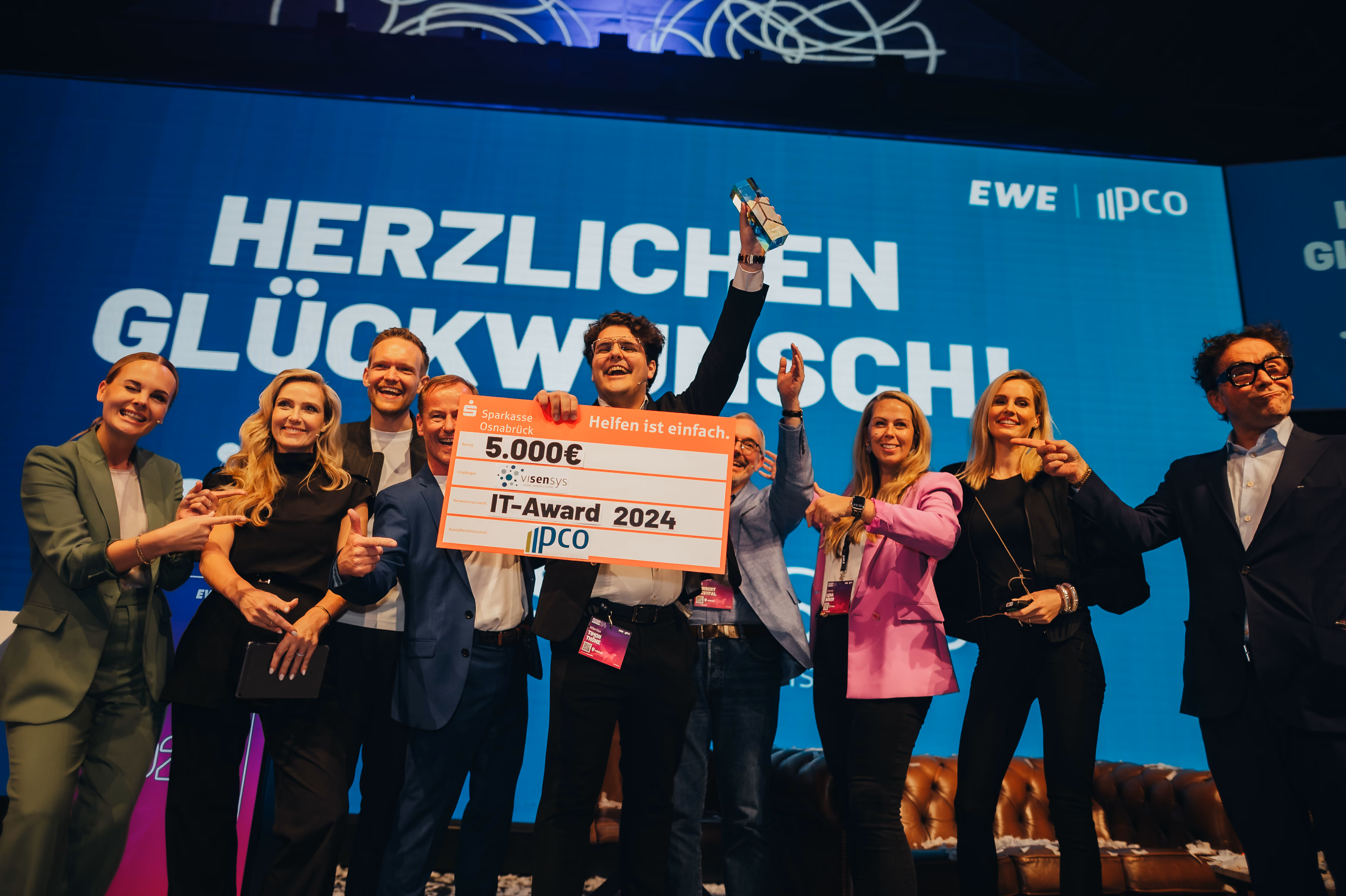 Gewinnerteam mit 5.000-Euro-Scheck beim pco IT-Award 2024 im Alando Ballhaus Osnabrück