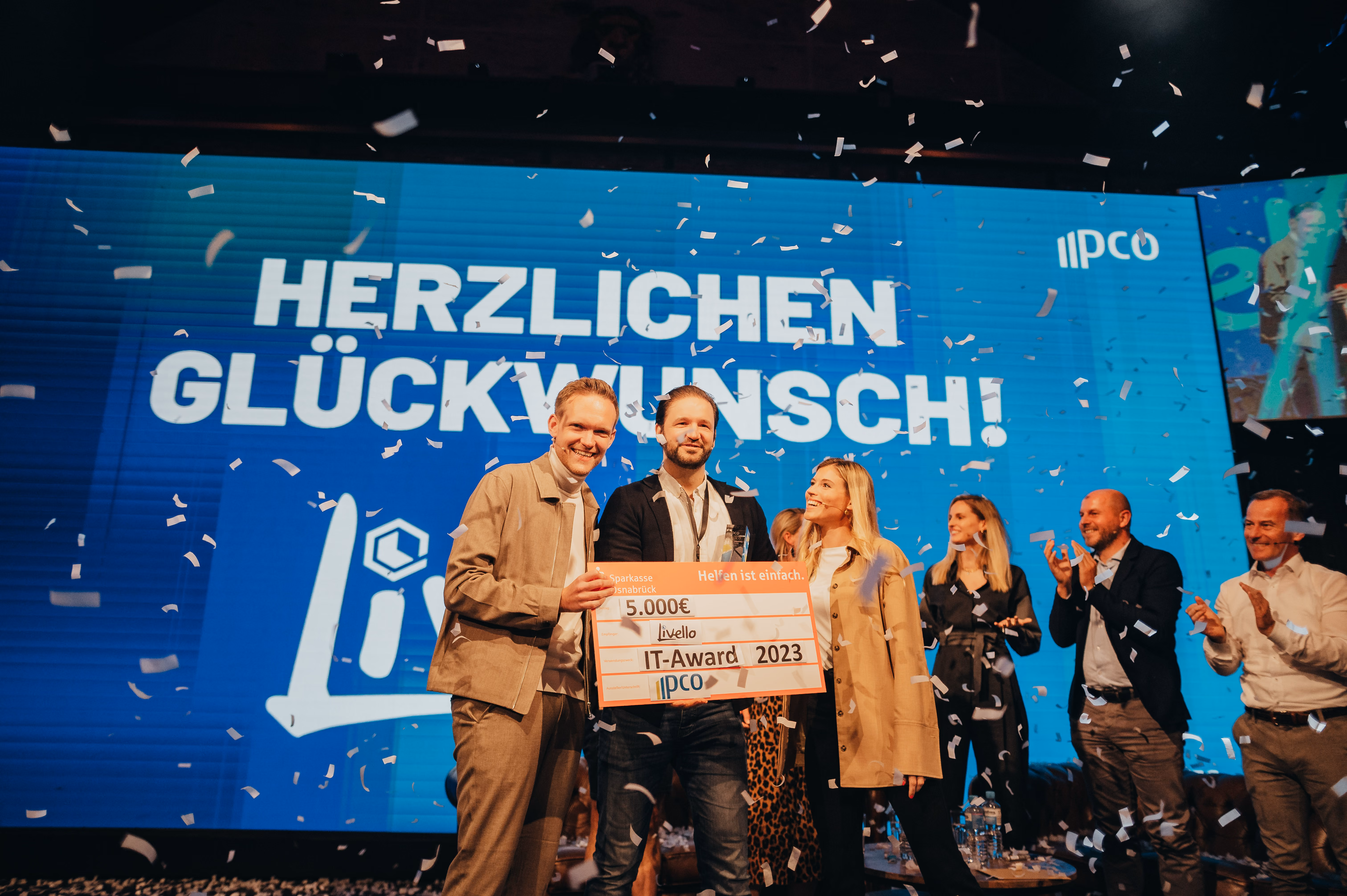 Preisverleihung beim pco IT Award mit Scheckübergabe und Konfettiregen im Alando Ballhaus Osnabrück