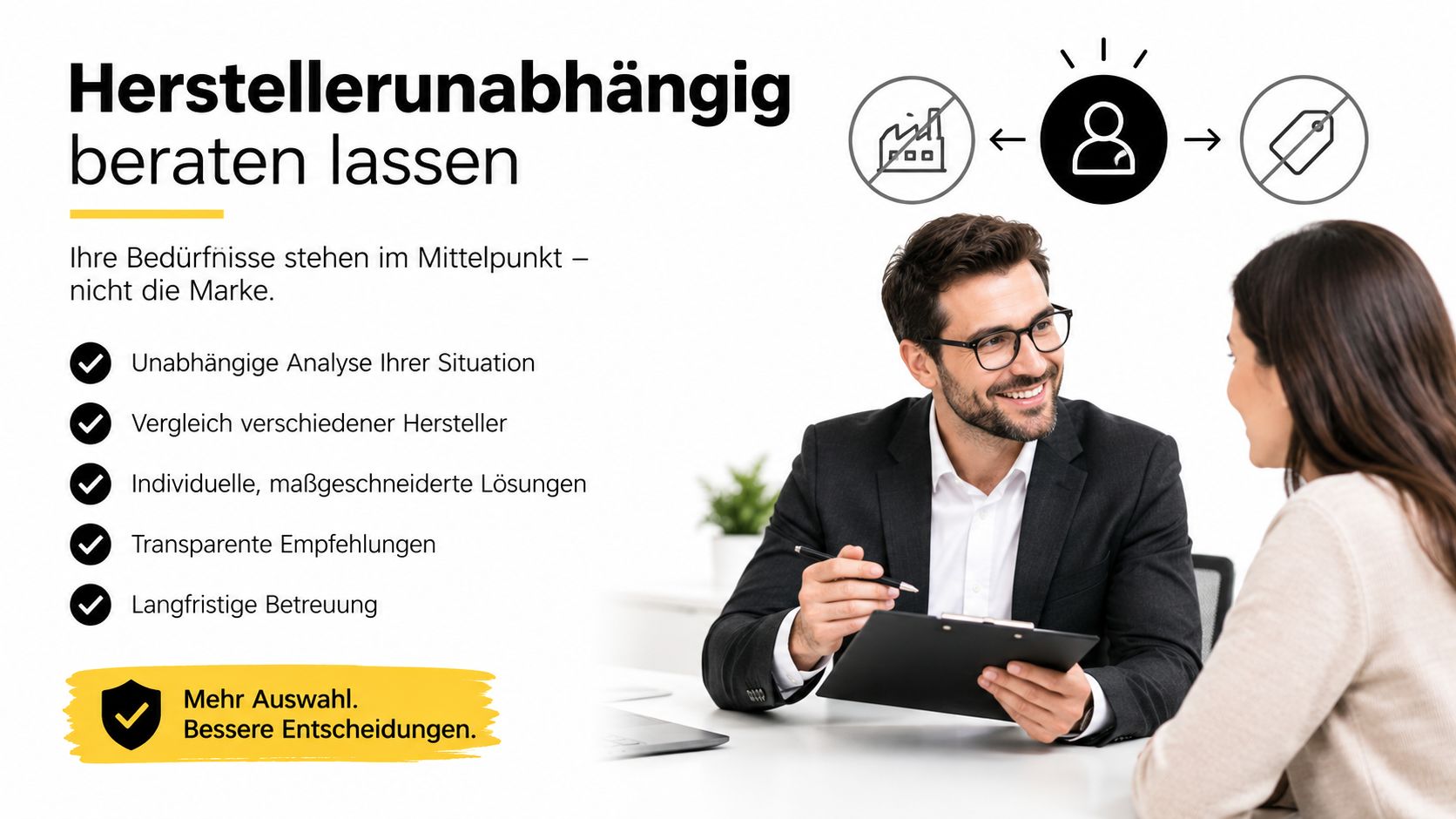Ein Berater führt ein professionelles Gespräch mit einer Kundin, um eine herstellerunabhängige Kaufberatung anzubieten.