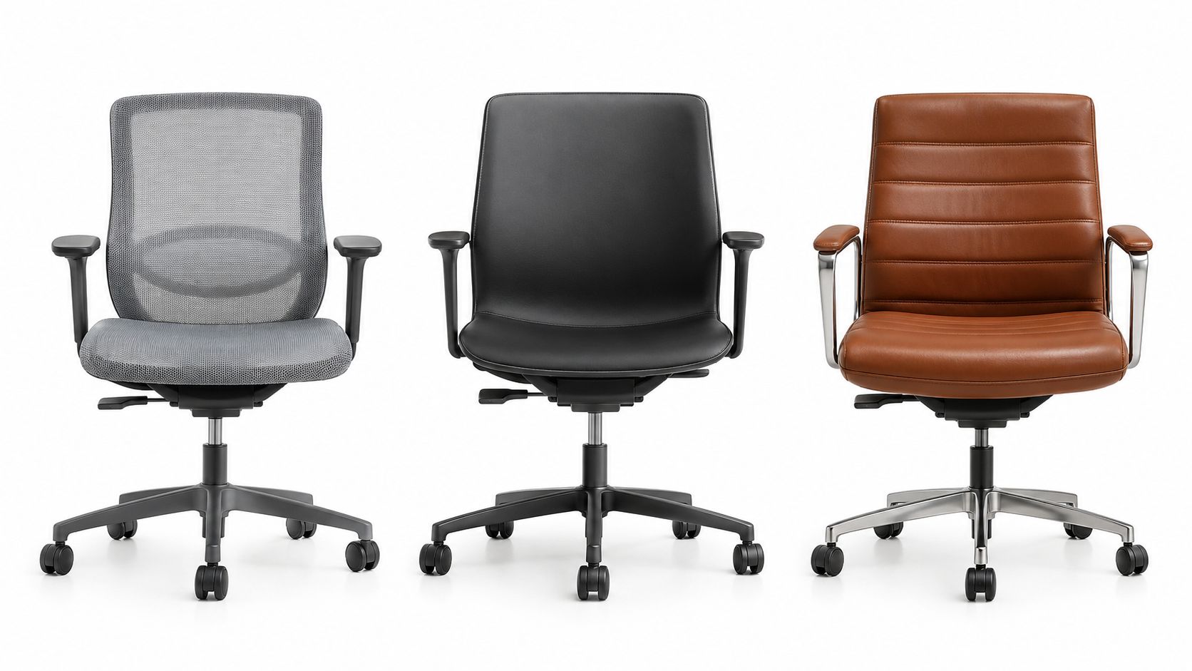 Drei moderne Bürostühle in verschiedenen Ausführungen, darunter ein Netzstuhl, ein schwarzer Lederstuhl und ein brauner Ledersessel, isoliert freigestellt.