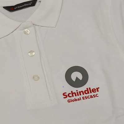 Weisses Poloshirt mit Schindler-Logo und Text 'Global ESC&SC' auf der Vorderseite.
