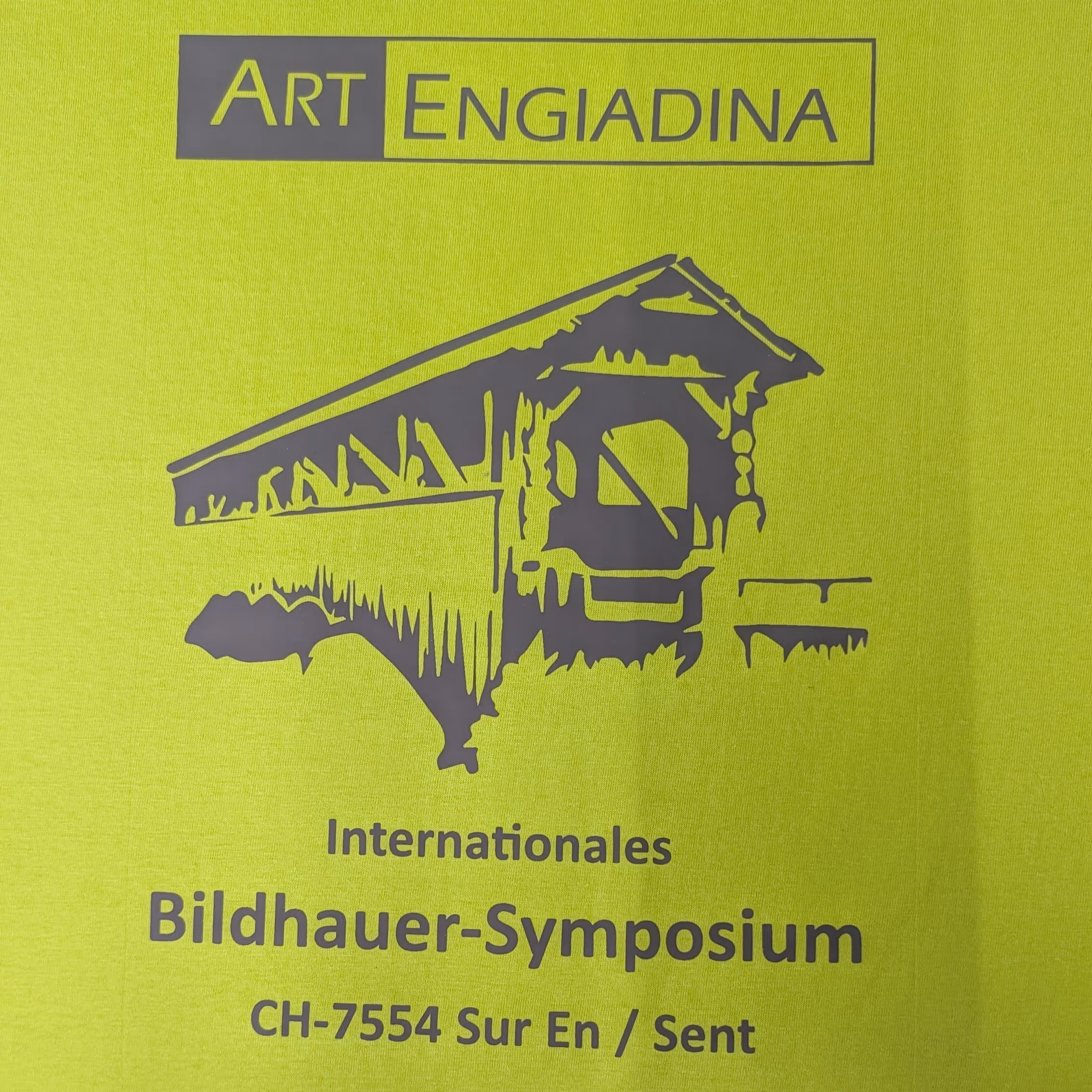 Logo von Art Engiadina mit Brückenillustration und Text zum internationalen Bildhauer-Symposium in Sur En.