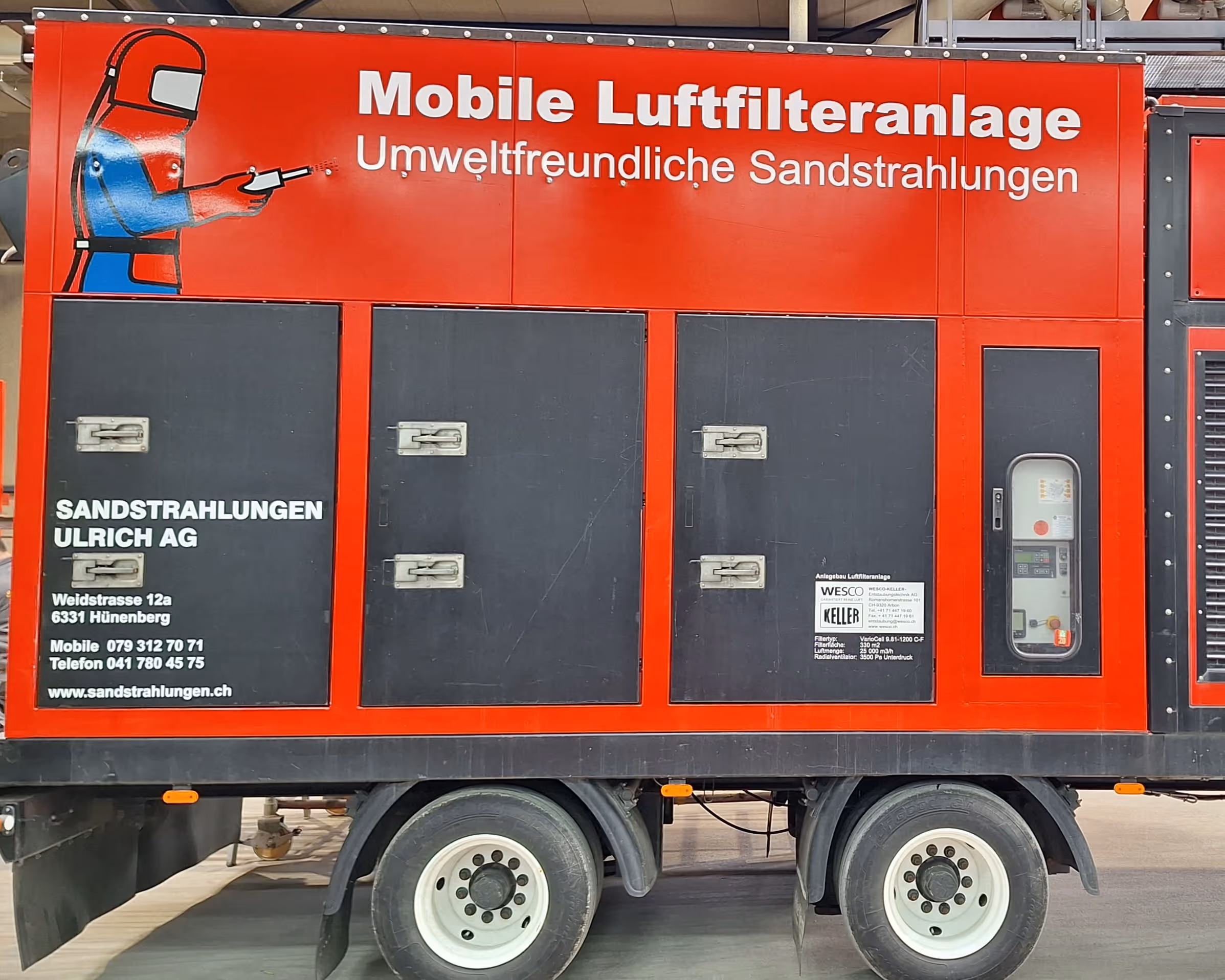 Rotes Fahrzeug mit mobiler Luftfilteranlage und umweltfreundlichen Sandstrahlungen von Sandstrahlungen Ulrich AG.