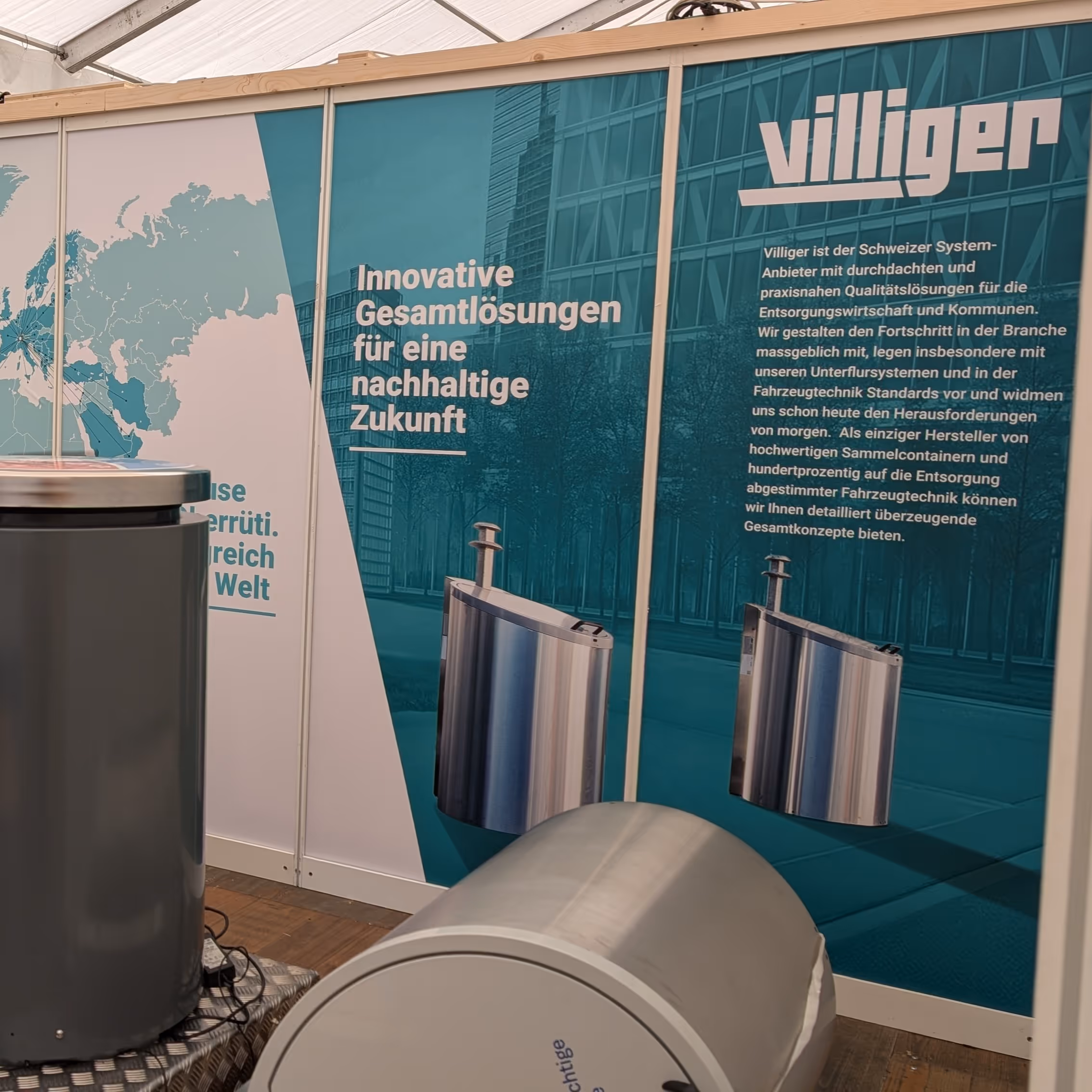 Ausstellung mit Villiger-Recyclingbehältern und Informationstafel zu nachhaltigen Gesamtlösungen.