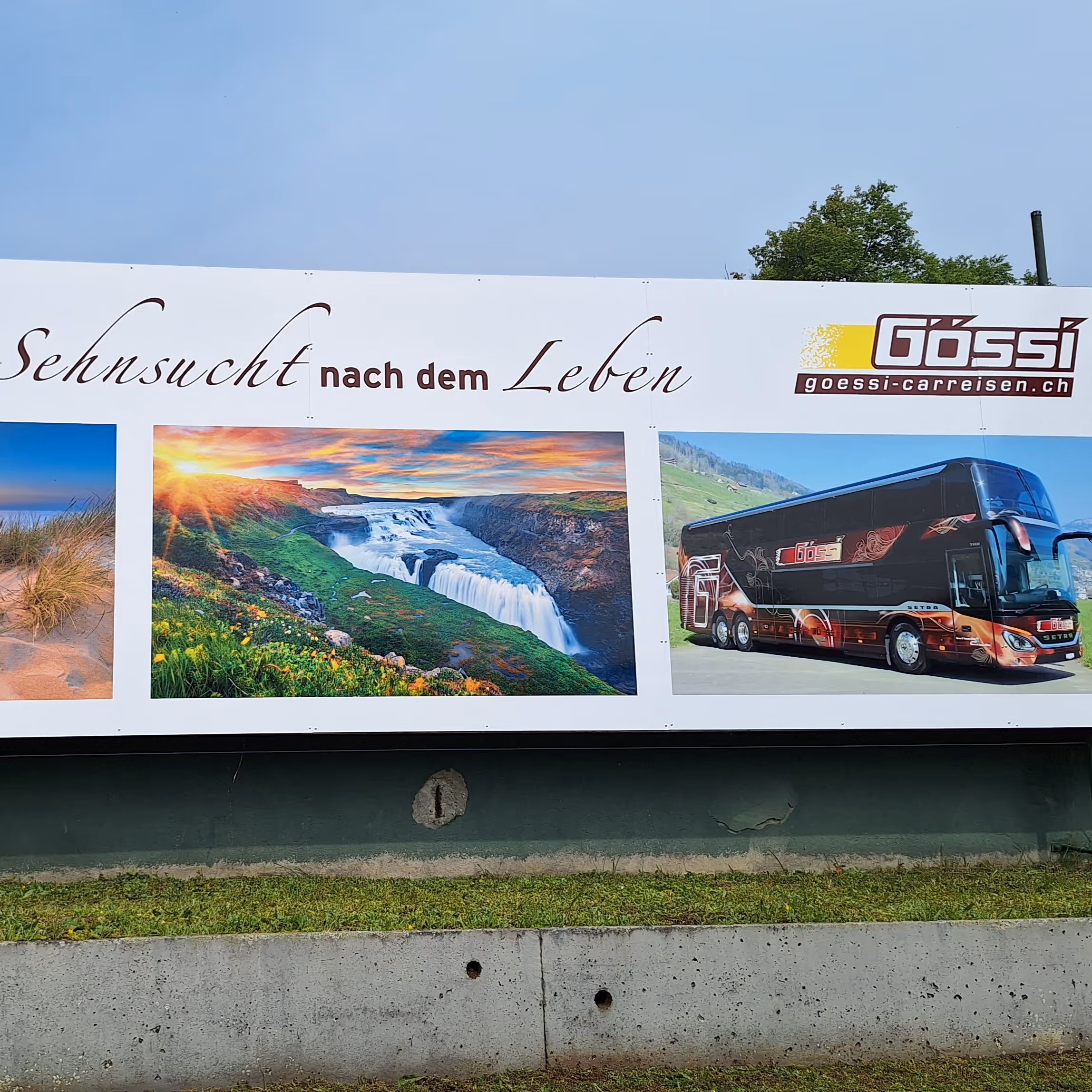 Werbetafel mit Bildern von Landschaft, Wasserfall und Reisebus der Firma Gössi.