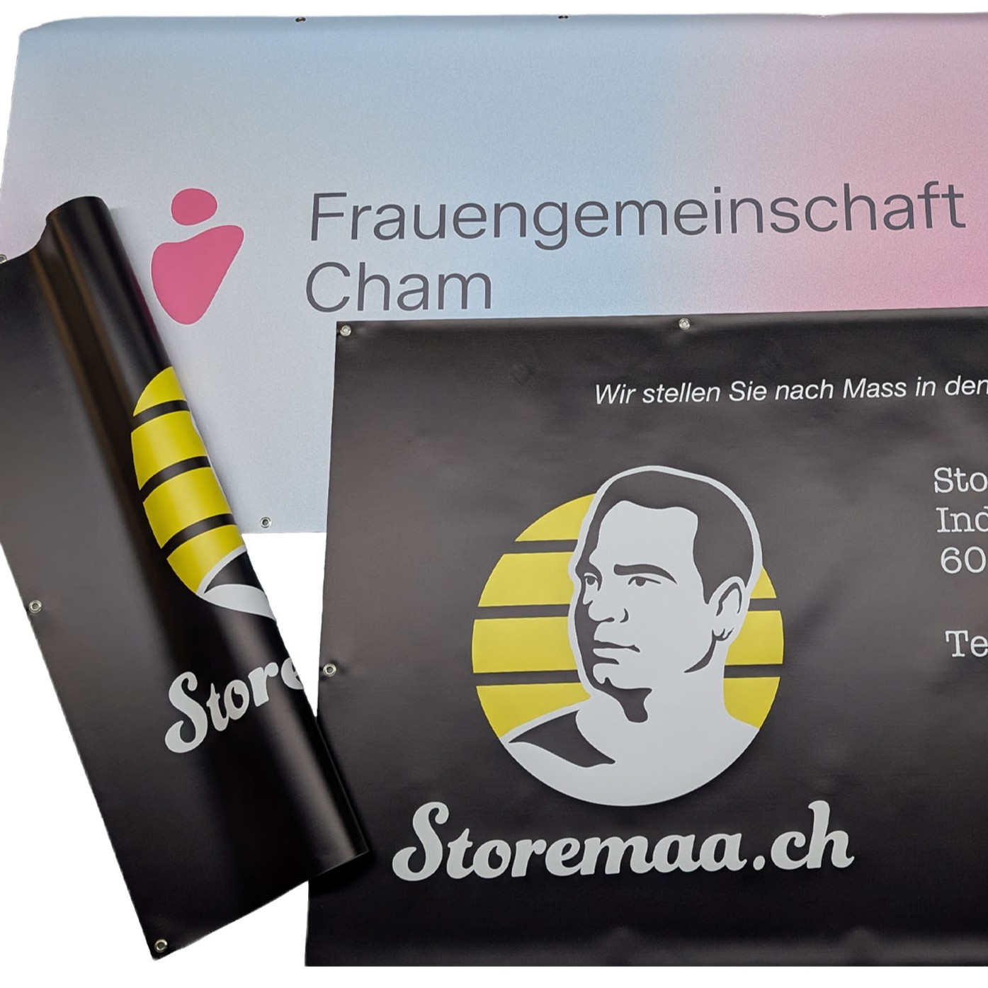 Ein modernes Gebäude mit braunen Fassadenelementen und großen Fenstern; darunter stehen zwei Personen freudig auf einem glänzenden Solarpaneldach unter klarem blauem Himmel.