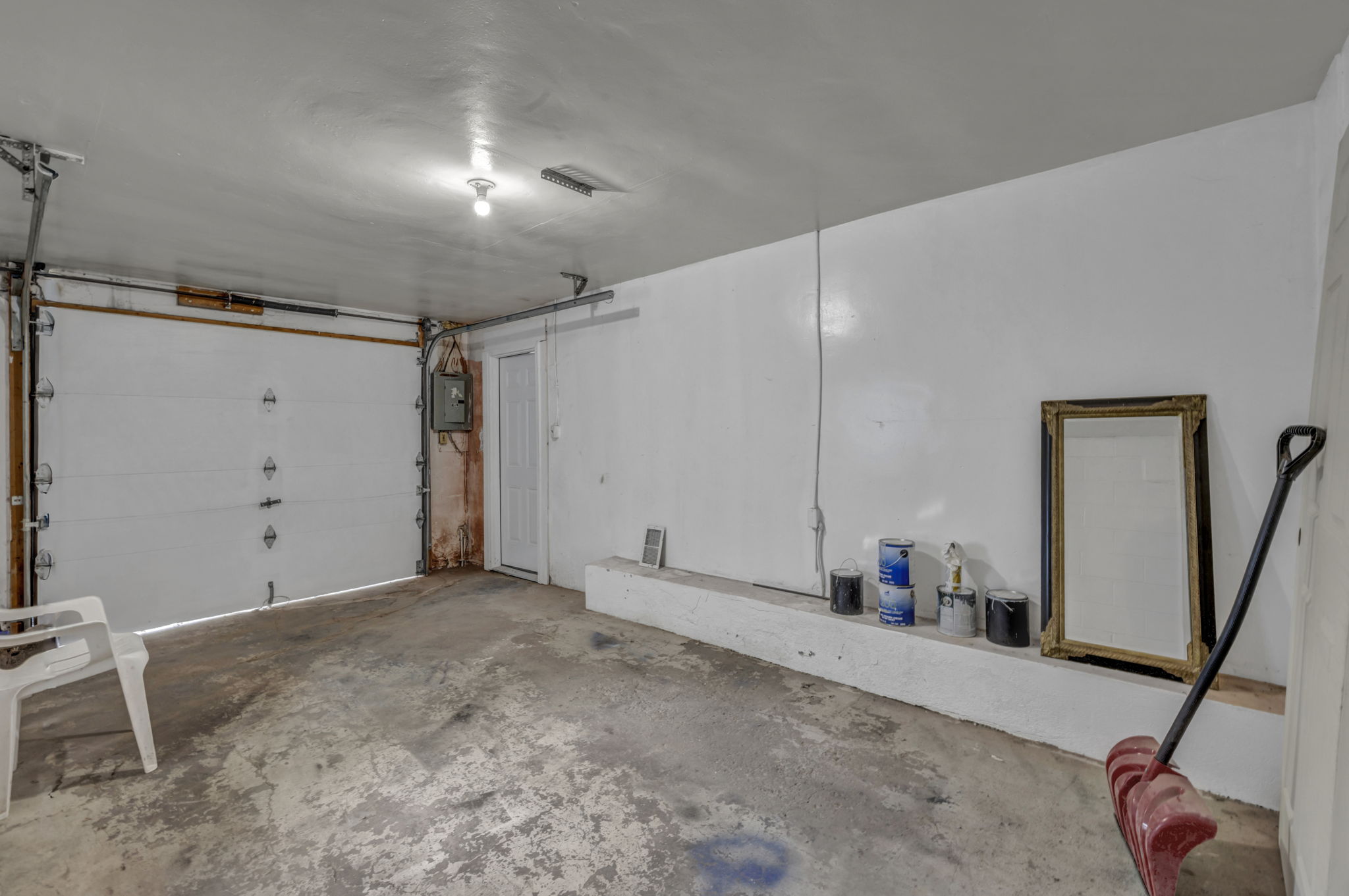 garage interior photo 2
