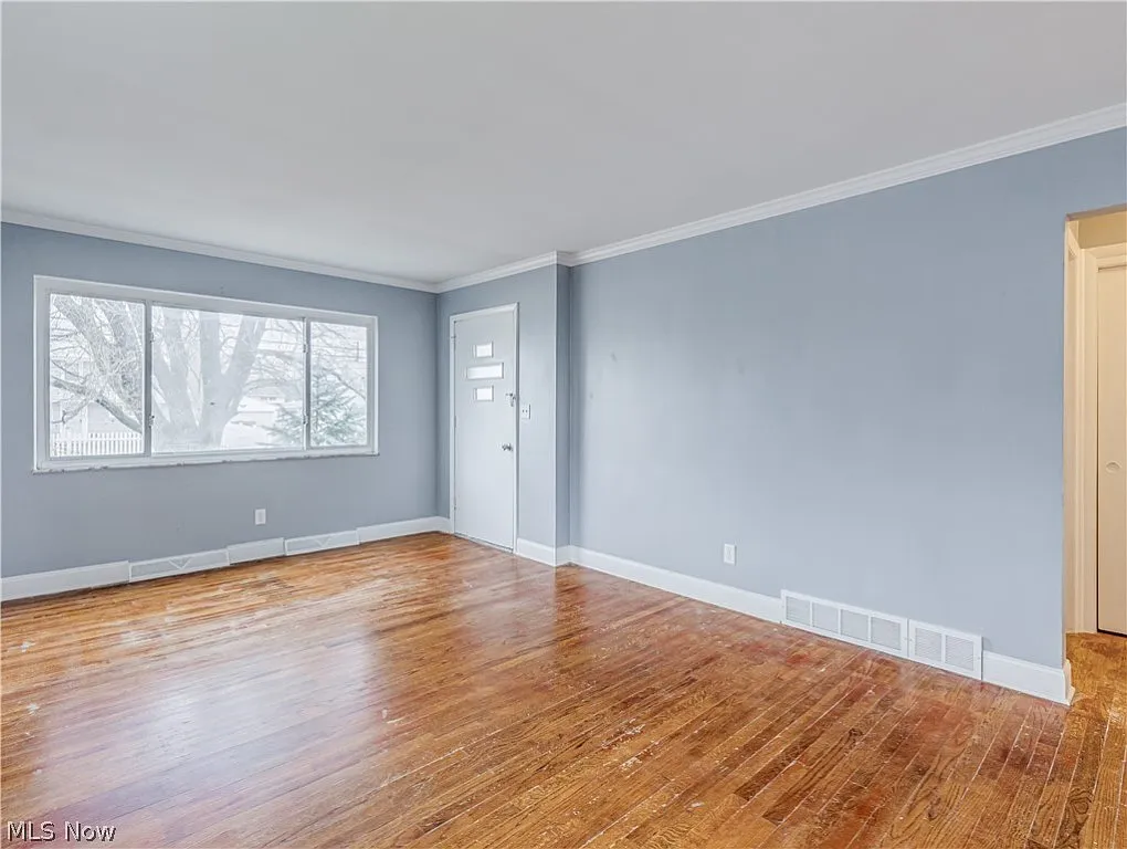Unit 3410 living room photo with window