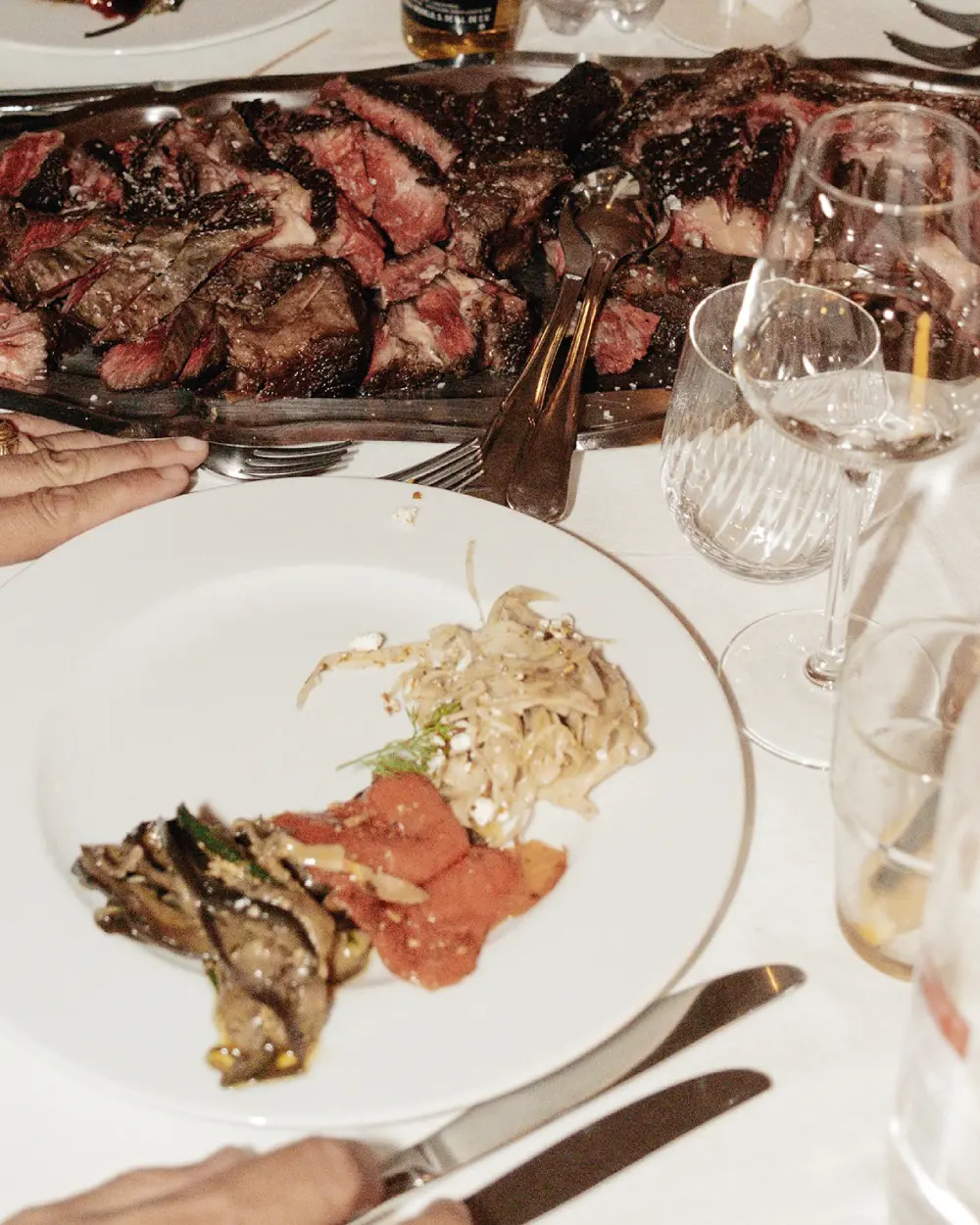 Assiette gastronomique dressée par Banquet traiteur événementiel Bordeaux — viande et garnitures sur table élégante