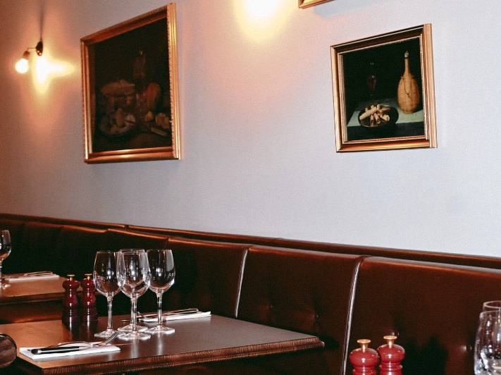 Salle du restaurant Bacchus Bordeaux — intérieur élégant tables dressées, groupe de restauration derrière Banquet traiteur