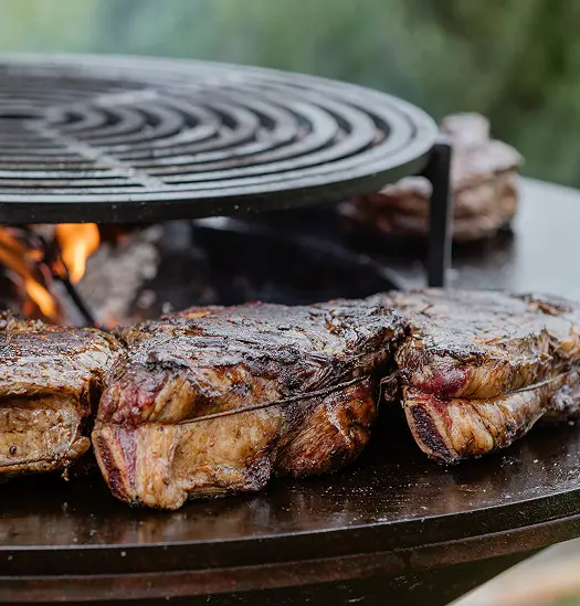Côte de bœuf saisie au brasero en extérieur — cuisson au feu traiteur mariage et réception Bordeaux