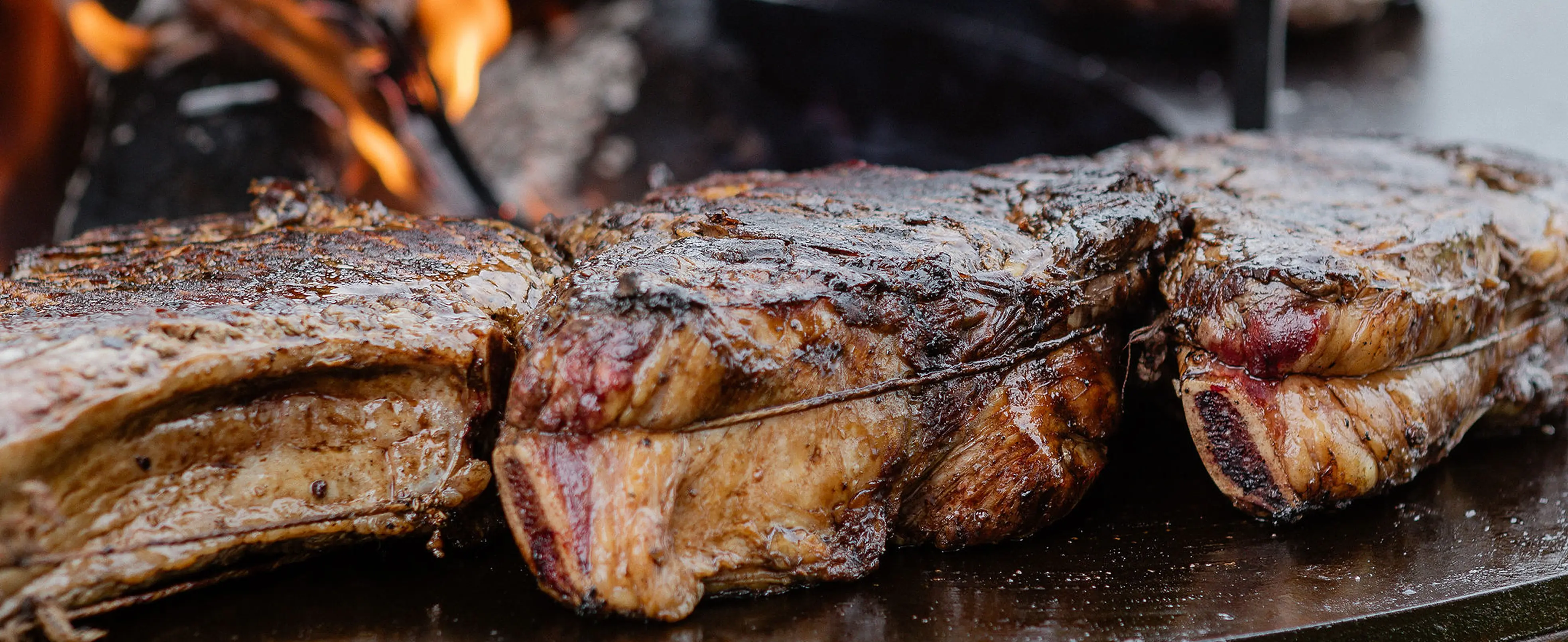 Côte de bœuf maturée tranchée sur planche bois — pièce à partager traiteur mariage Bordeaux