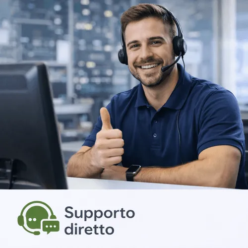 Operatore di supporto clienti sorridente con cuffia e pollice in su davanti a un computer.