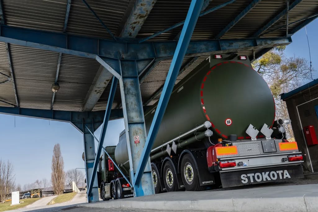 Może być zdjęciem przedstawiającym silos i tekst „S a STOKOTA STOKOTA”