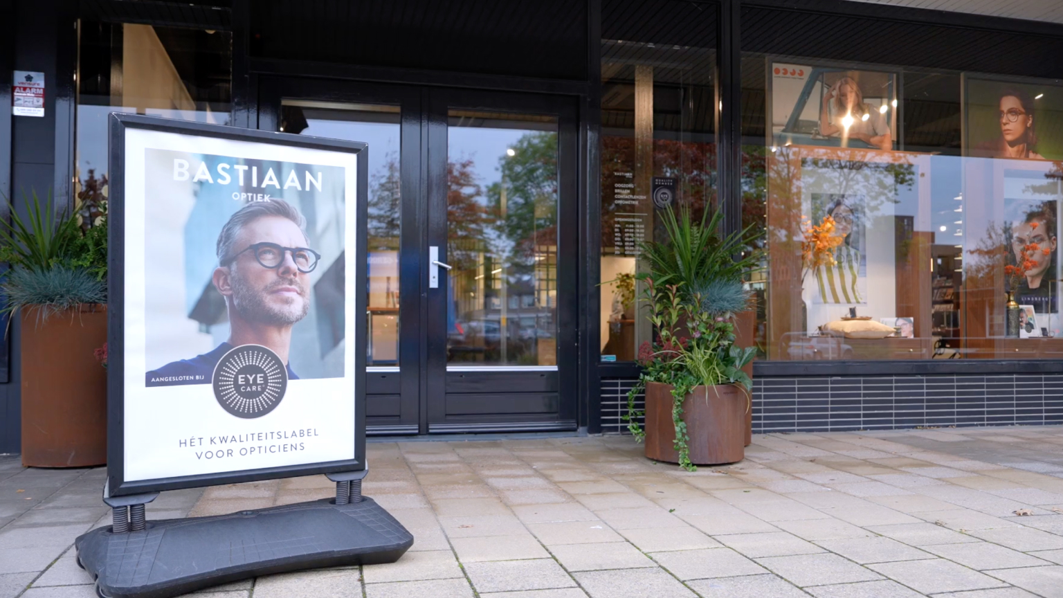 Videoproductie voor EyeCare met beelden van een winkel