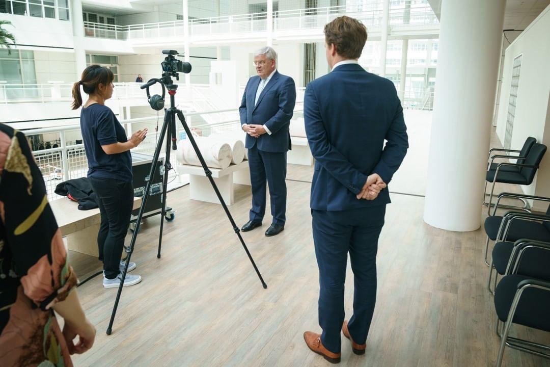 Beeld van een mediatraining voor de camera
