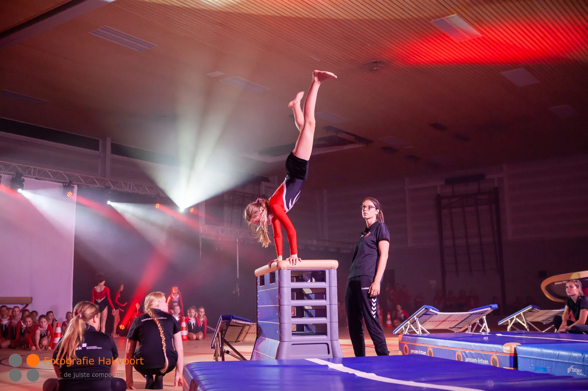 Turner op toestel bij CGV Wilhelmina Kampen in Kampen