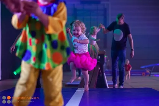 Kinderen tijdens gymnastieksles bij CGV Wilhelmina Kampen