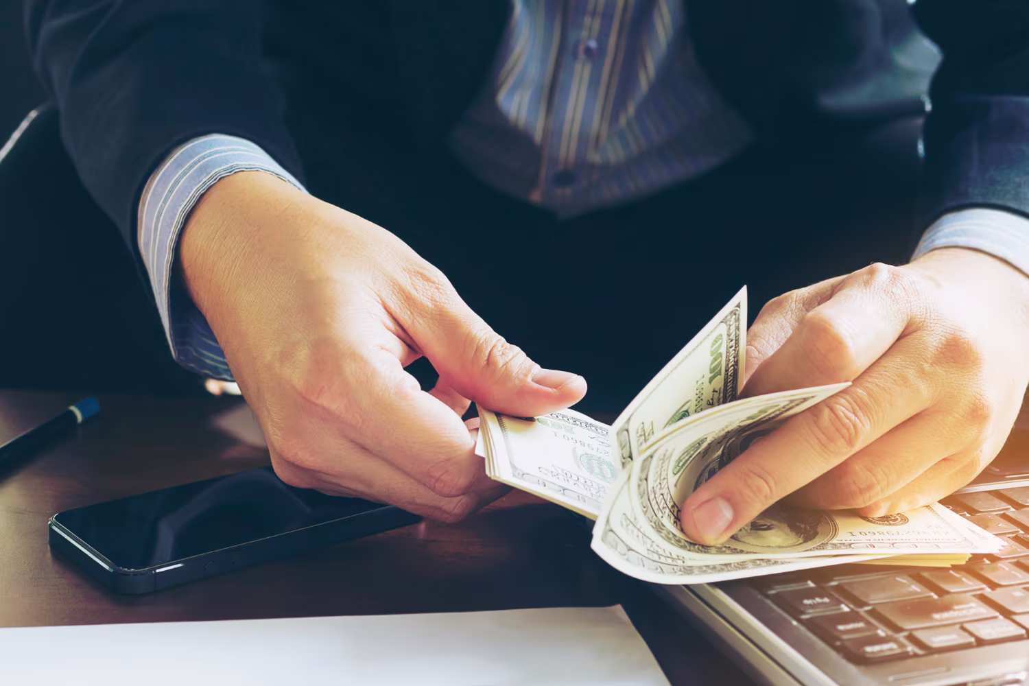Surse de finantare pentru afacerea ta – ce alegi între factoring și credit?