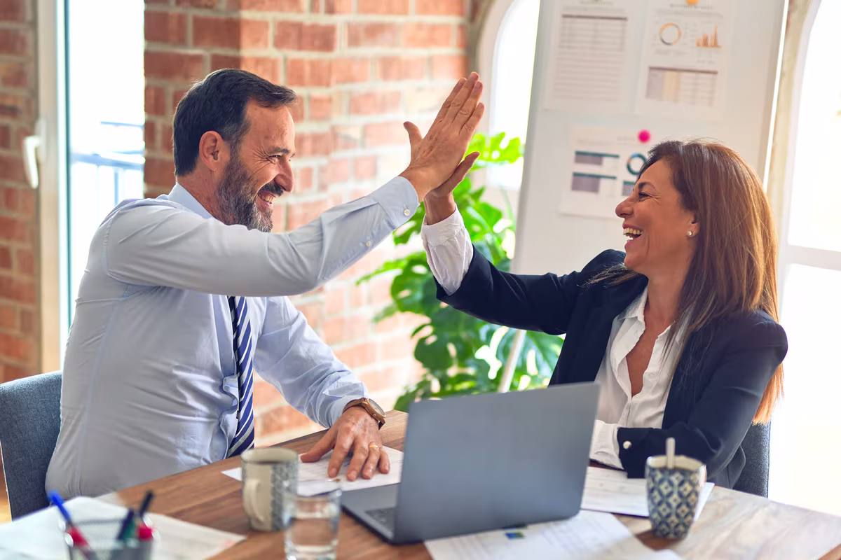 Forfetarea sau factoringul – care este soluția optimă pentru business-ul tău?