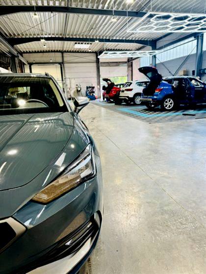 Fahrzeuge in der Aufbereitung in der Halle in Eitorf