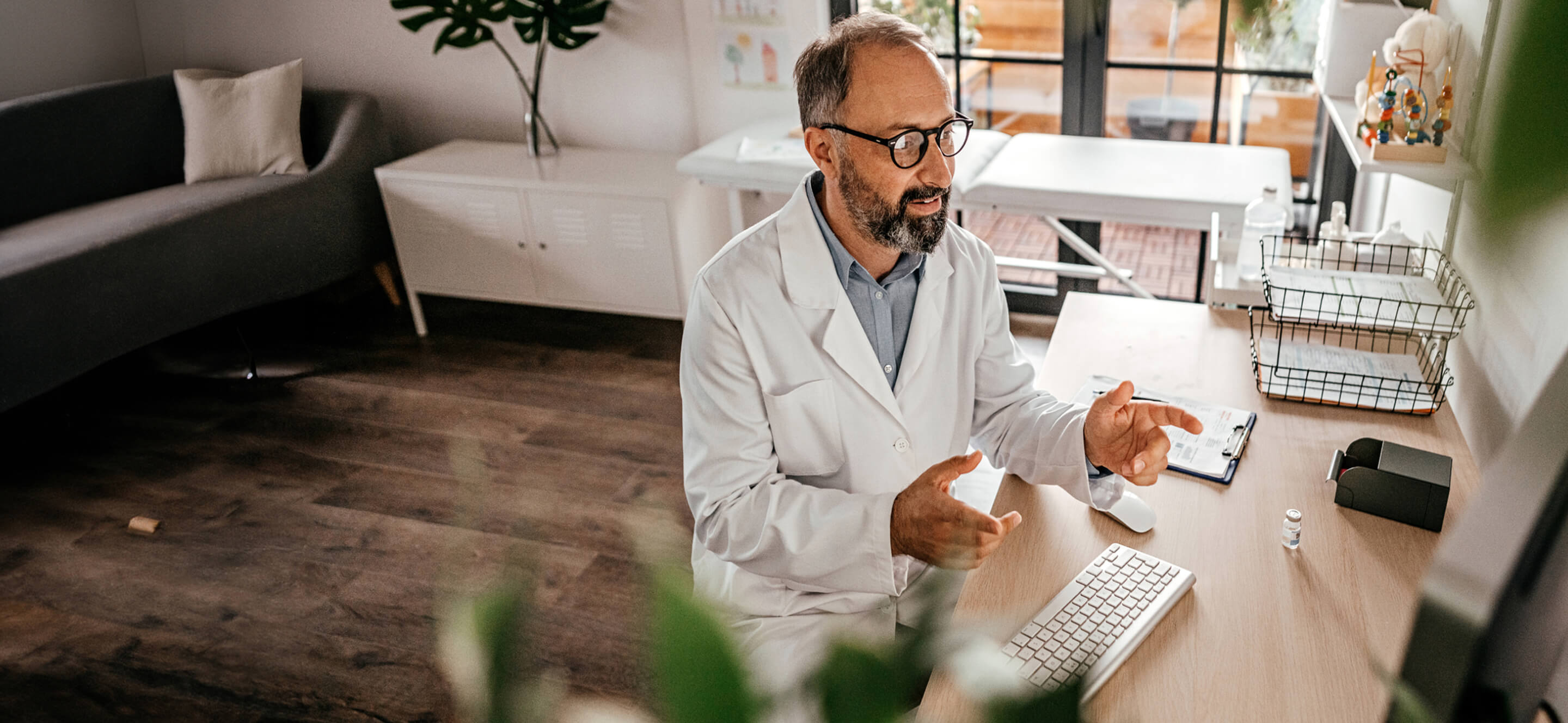 Alternaleaf doctor in a telehealth consultation