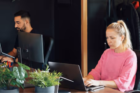 Shopify Agentur Team bei der Entwicklung eines E-Commerce Shops am Laptop im Büro