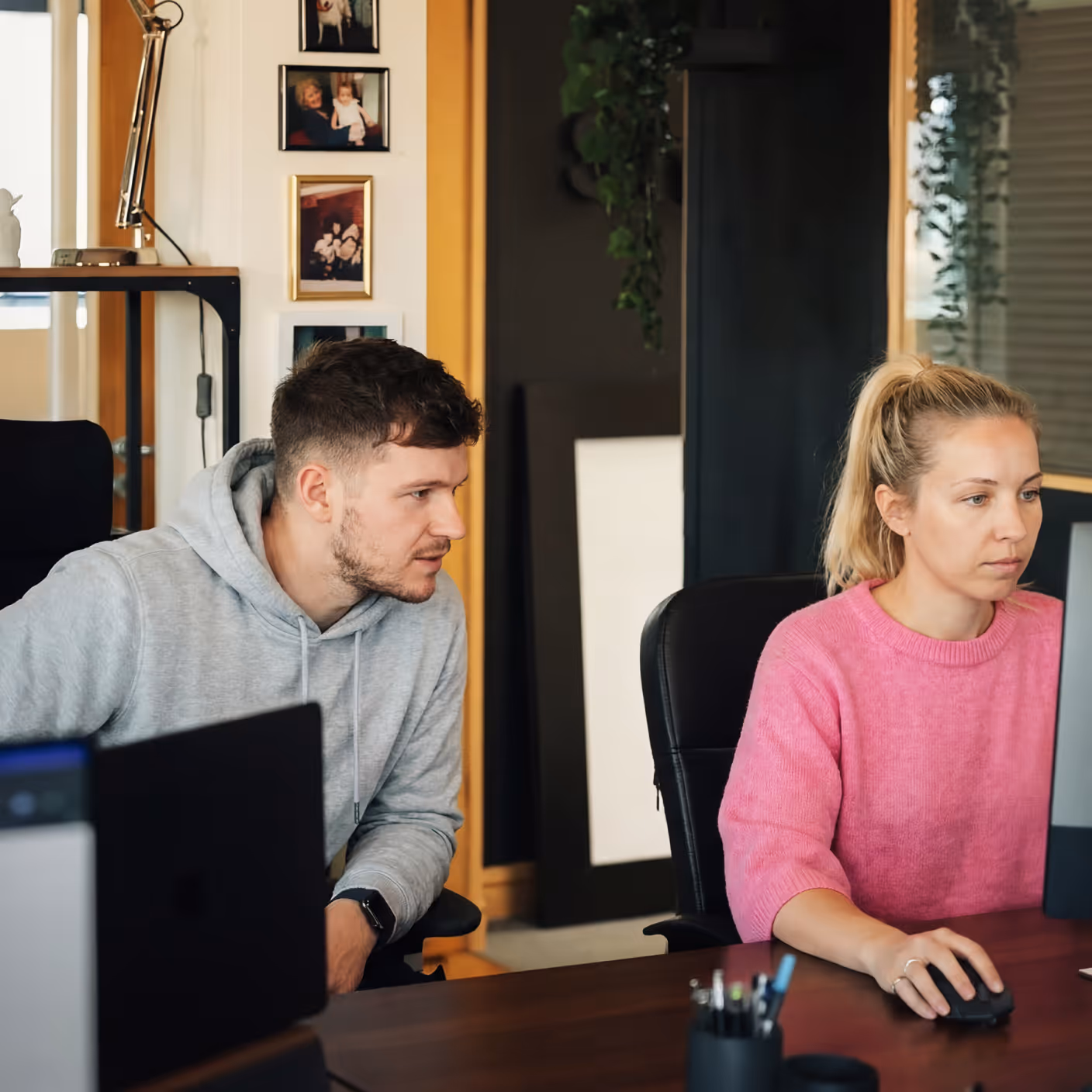 Shopify Agentur Refrsh: Teamarbeit an individuellen E-Commerce-Lösungen im modernen Büro.