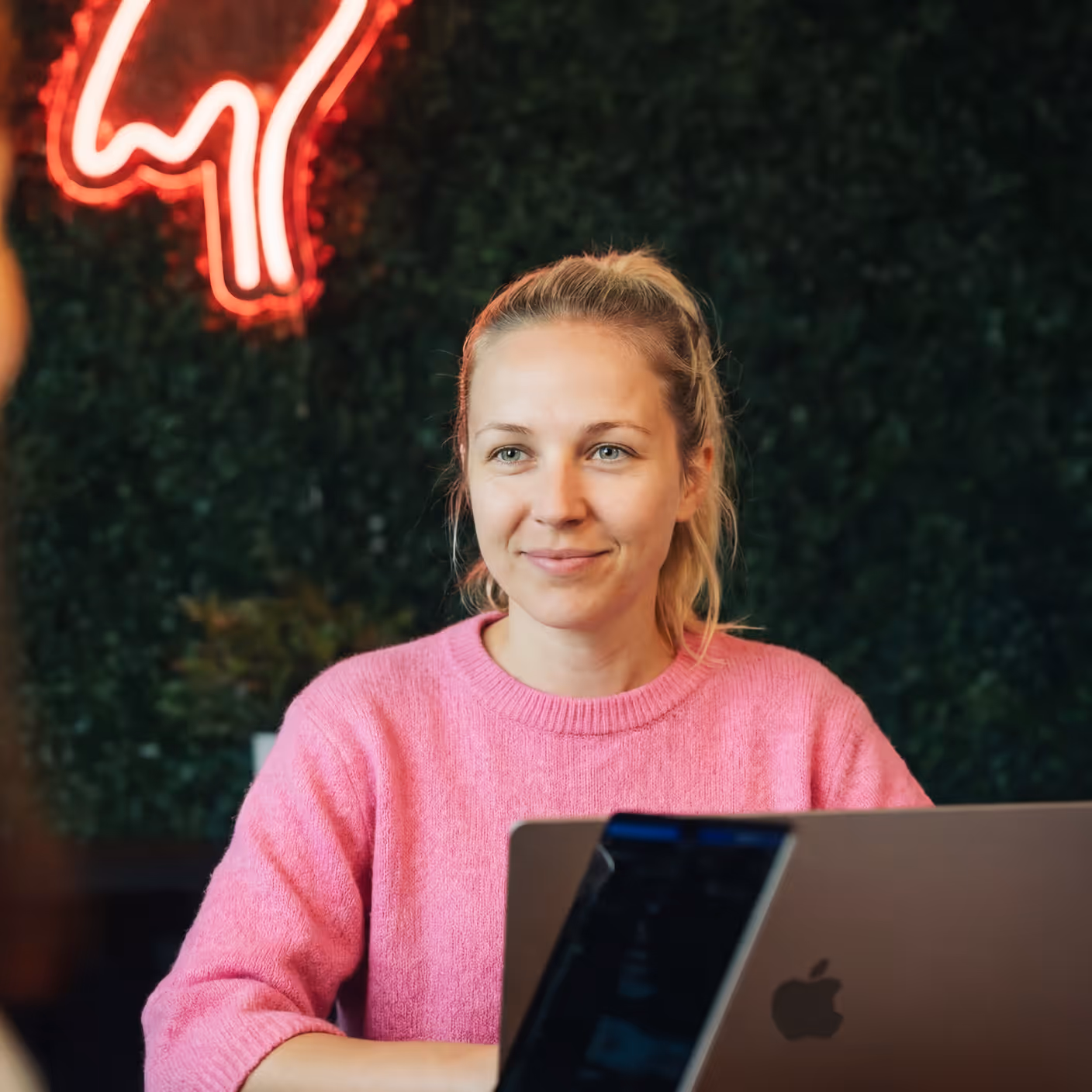 Shopify Migration: E-Commerce Expertin bei der Planung eines Systemwechsels.
