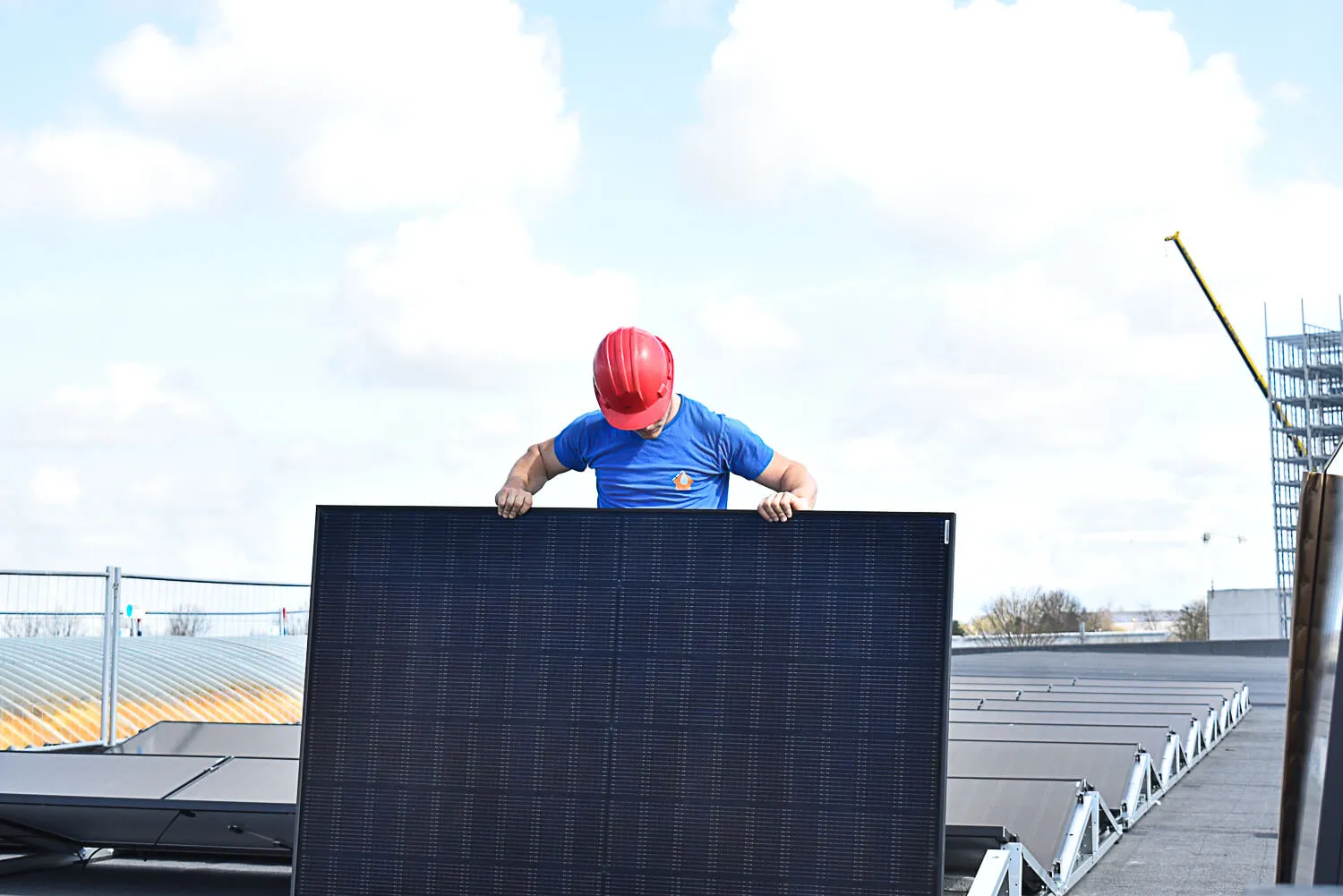 Monteur van Energy Protect plaatst een zonnepaneel op een plat dak