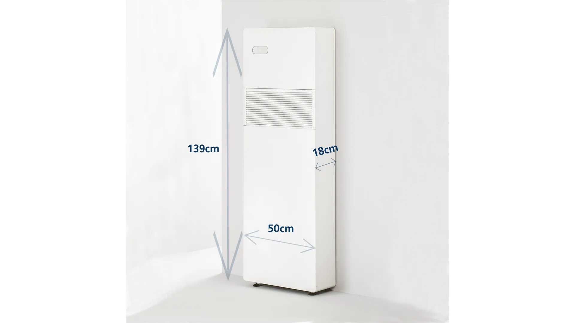Witte staande airco-unit in een hoek met afmetingen 139 cm hoog, 50 cm breed en 18 cm diep
