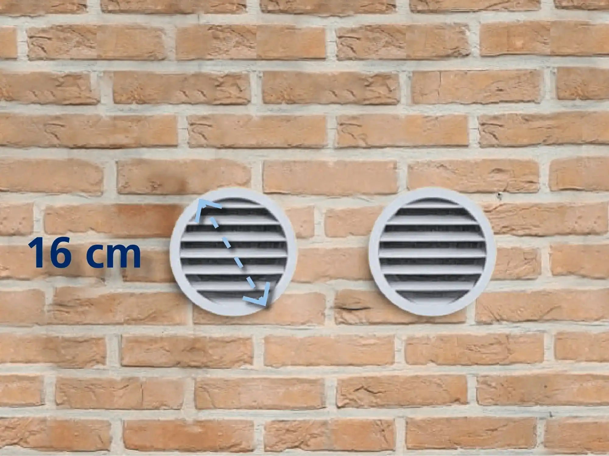 Twee ronde metalen ventilatieroosters op een bakstenen gevel met maataanduiding van 16 cm