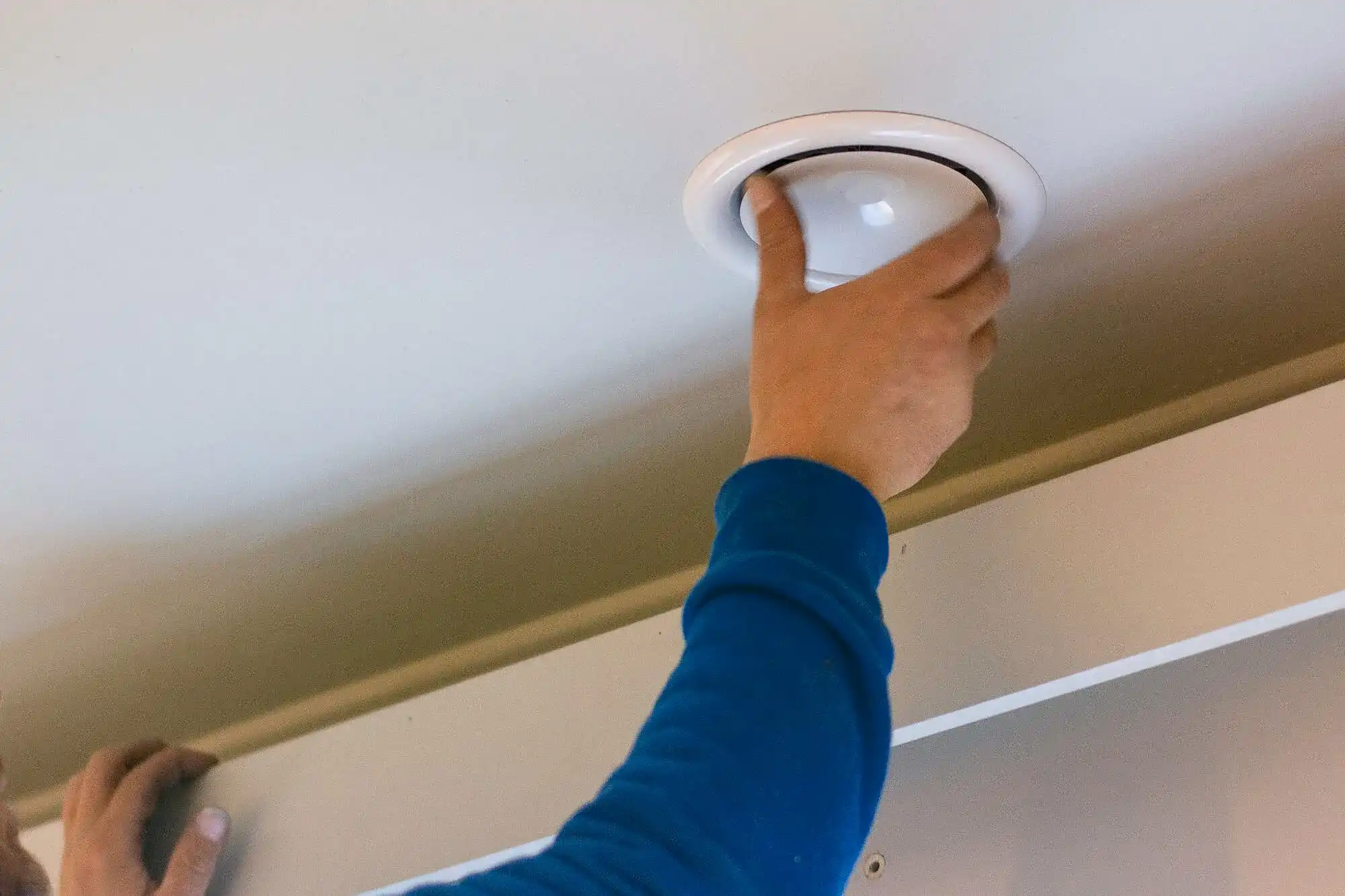 Twee ronde ventilatieroosters op een bakstenen gevel, met maataanduiding van 16 cm