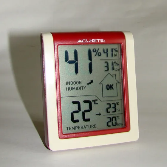 Digitale hygrometer toont 41% binnenluchtvochtigheid en 22 °C op het display