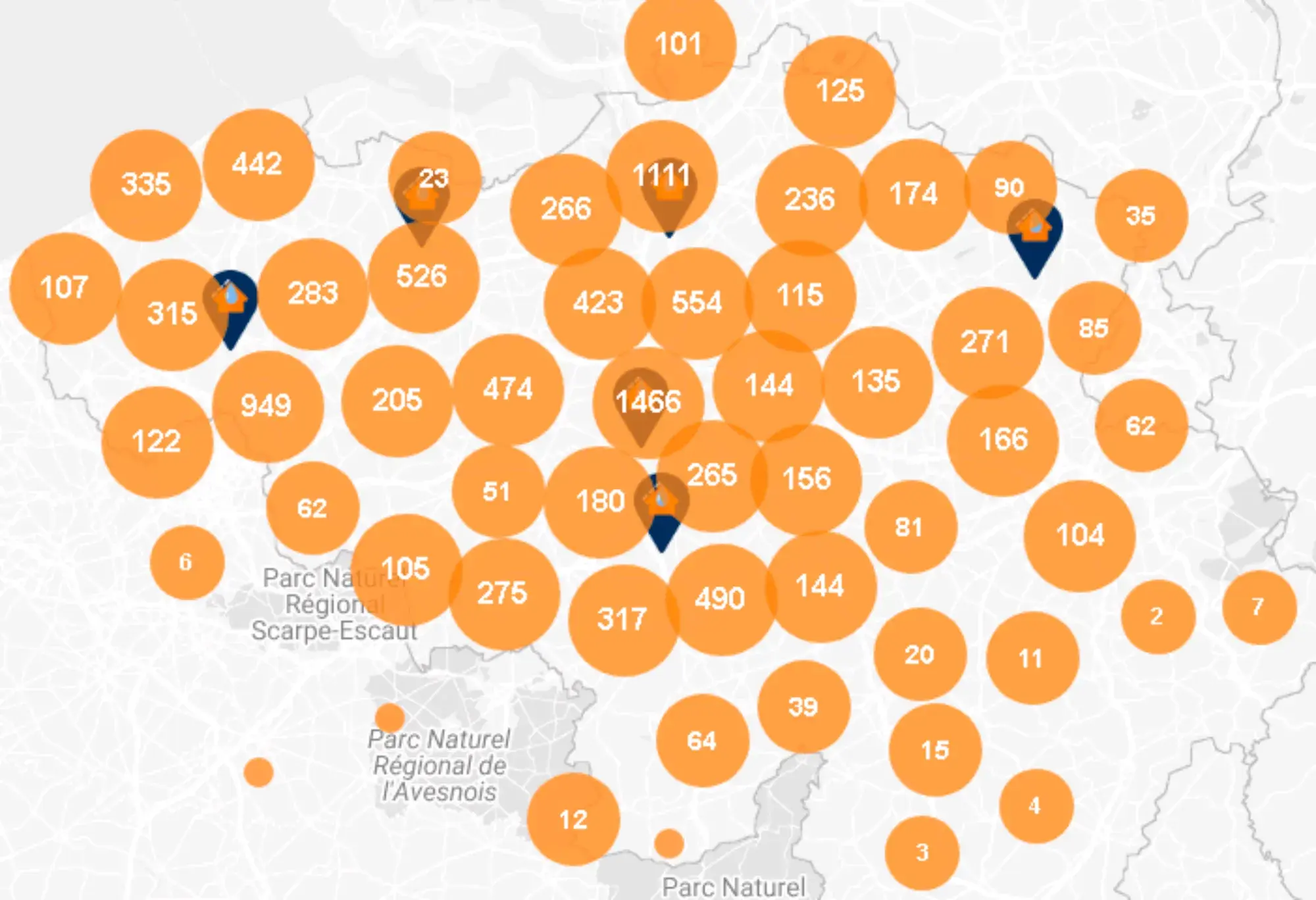 Kaart met oranje clustermarkers die aantallen per regio weergeven