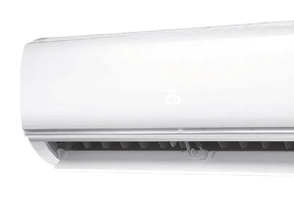 Witte airco-binnenunit aan de muur met digitaal display op 26 graden