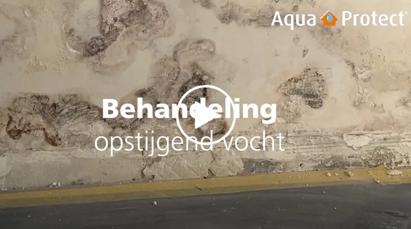 Videostill van een aangetaste muur met de tekst Behandeling opstijgend vocht en Aqua Protect-logo