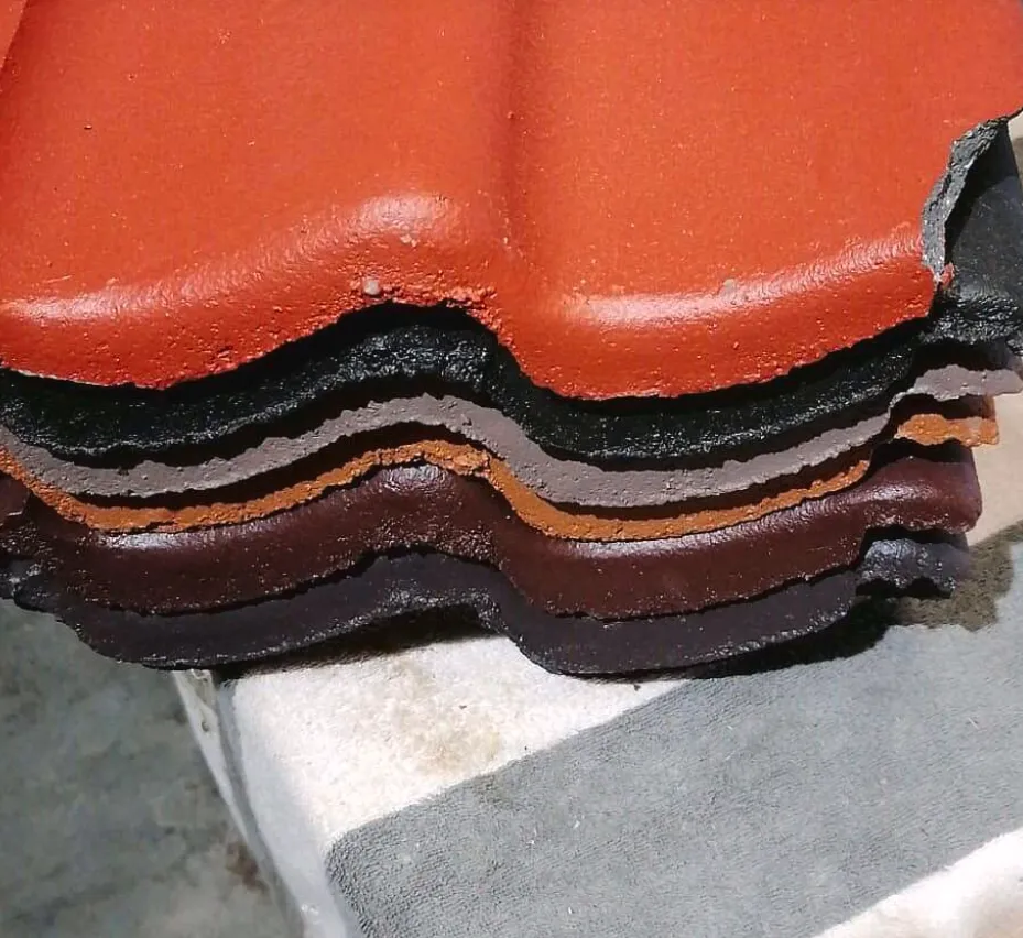 Stapel dakpannen in verschillende kleuren als staalkaart