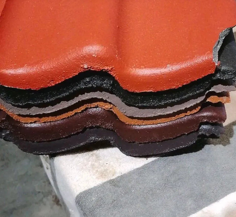 Stapel dakpannen in verschillende kleuren als staalkaart
