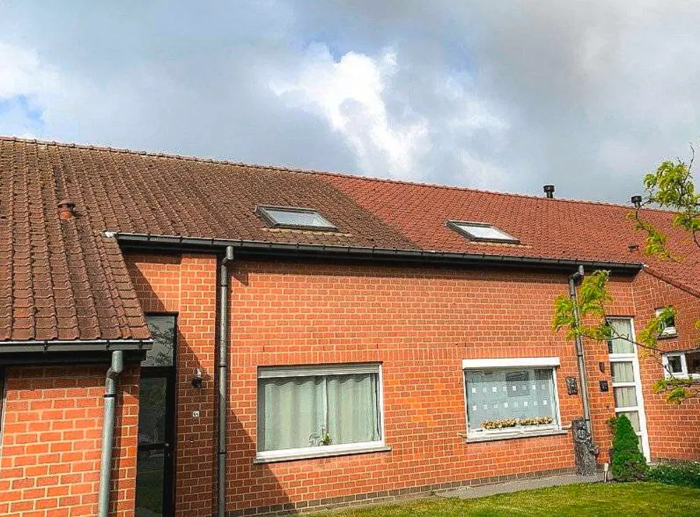 Bakstenen woning met pannendak en dakvensters