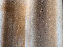 Waterdruppels die afparelen op een behandelde gevel, na hydrofuge gevelbehandeling