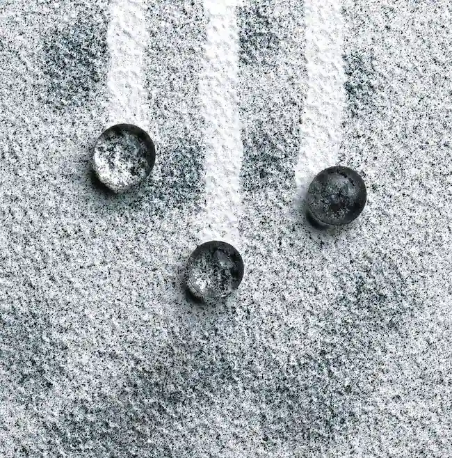 Waterdruppels die van een gecoate gevel afrollen door het lotuseffect