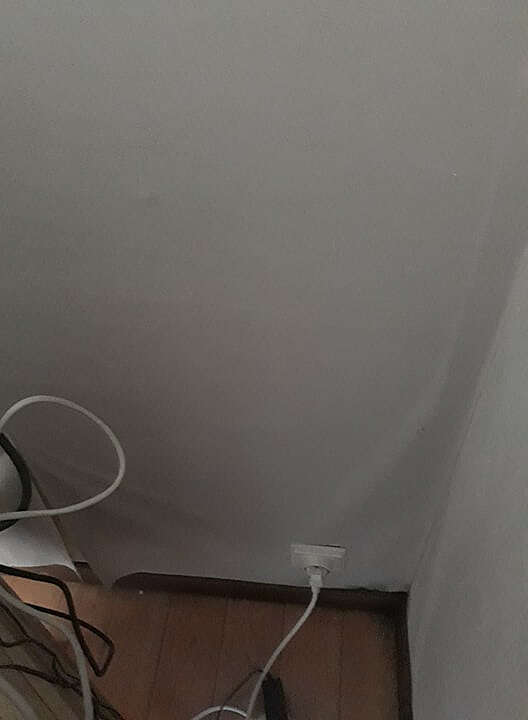 Papier peint qui se décolle à cause de l'humidité dans les murs