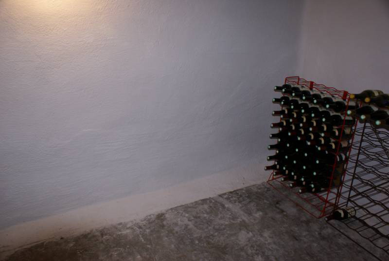 Cave sèche et finie avec une couche d'étanchéité blanche