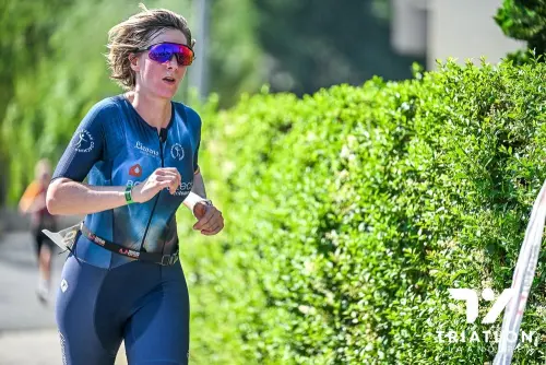 Triatlete van het Aqua Protect 3 Team tijdens het looponderdeel van een wedstrijd
