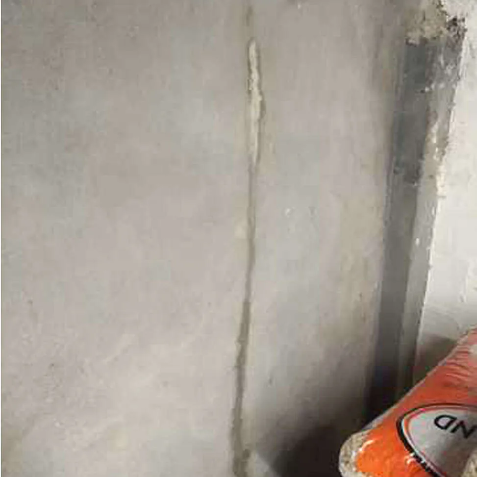 L\'humidité perçante mur de cave